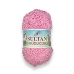 Sultan Kuzucuk Anakuzusu İpi ile örülen projeler, sıcak renkleri ve yumuşak dokusuyla dikkat çekiyor. El yapımı çantalar ve sevimli amigurumi oyuncaklar için ideal bir tercih!